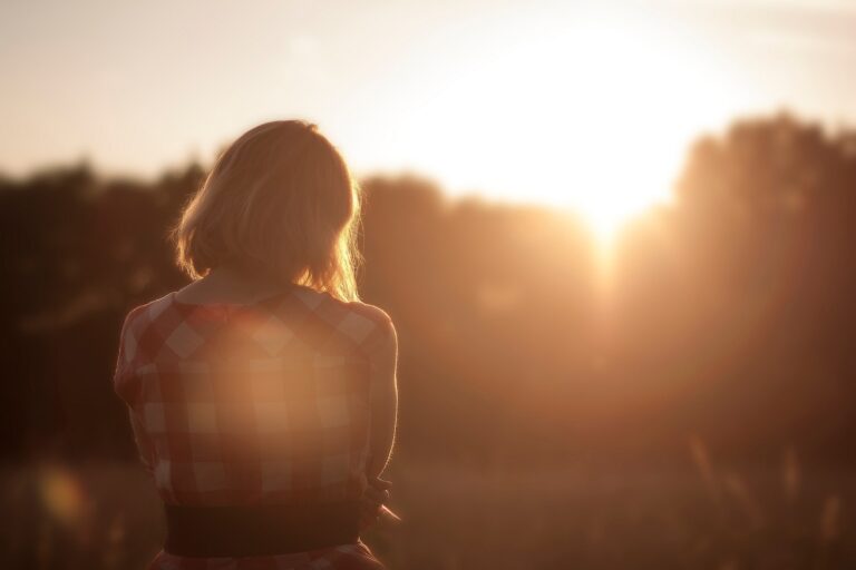 Frau schaut in die Sonne