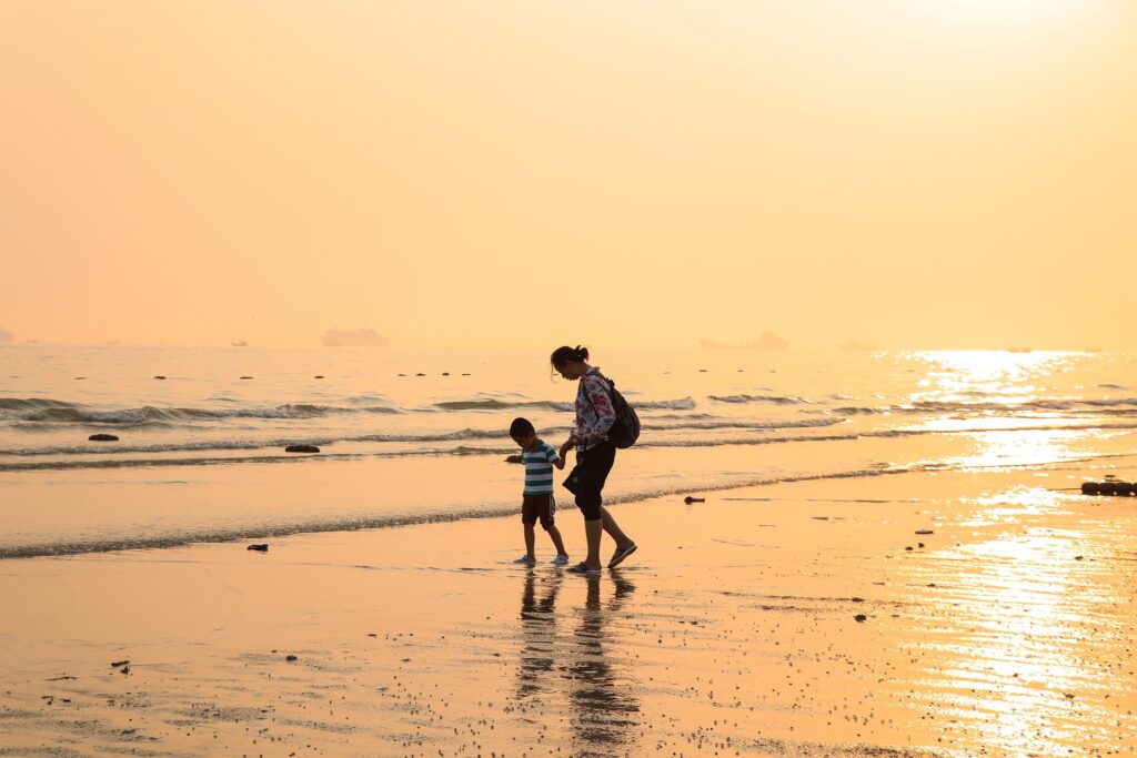 Mama und Kind am orangenen Strand